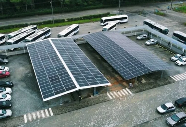 Sistema fotovoltaico em carport solar no Distrito Industrial de Joinville